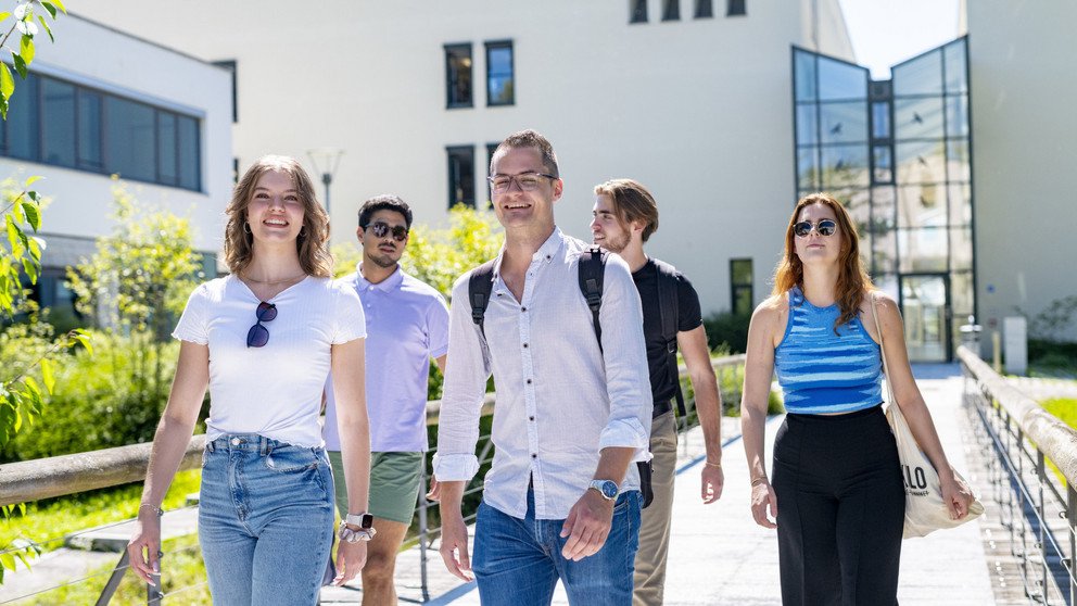 Studierende vor dem Gebäude der Fakultät für Informatik und Mathematik