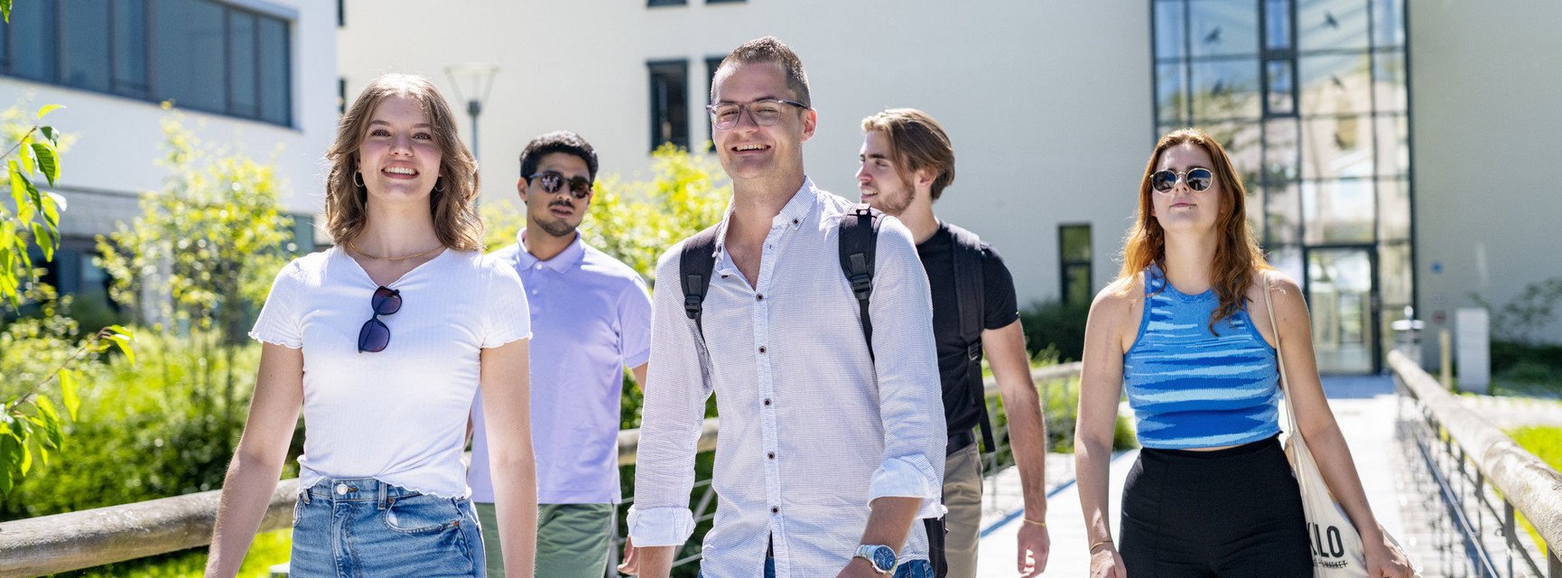 Studierende vor dem Gebäude der Fakultät für Informatik und Mathematik